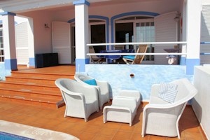 Pooldeck vom Einfamilienhaus