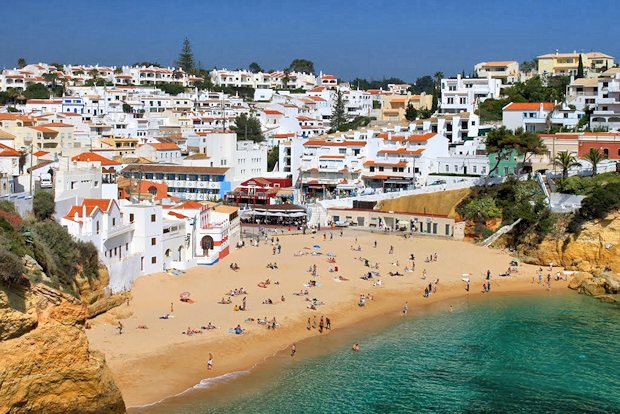 Strand von Carvoeiro unweit vom Einfamilienhaus