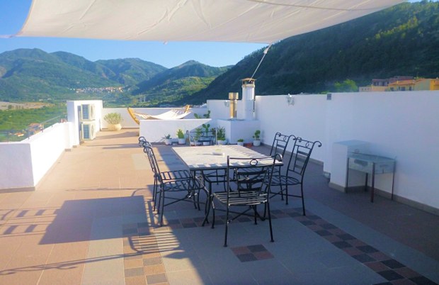 G�stehaus mit gro�er Terrasse in Sizilien