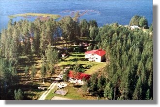 Einfamilienhaus mit G�steh�user am See in Finnland
