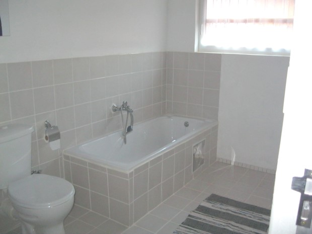 Bad vom Ferienhaus mit Wanne und Dusche