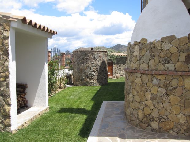 Grillofen vom Einfamilienhaus mit Holzschober