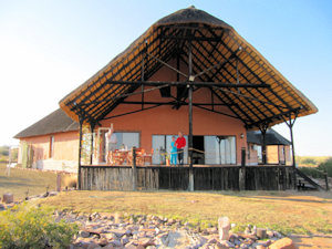 groe Terrasse vom Privathaus der Lodge Ranch in Namibia