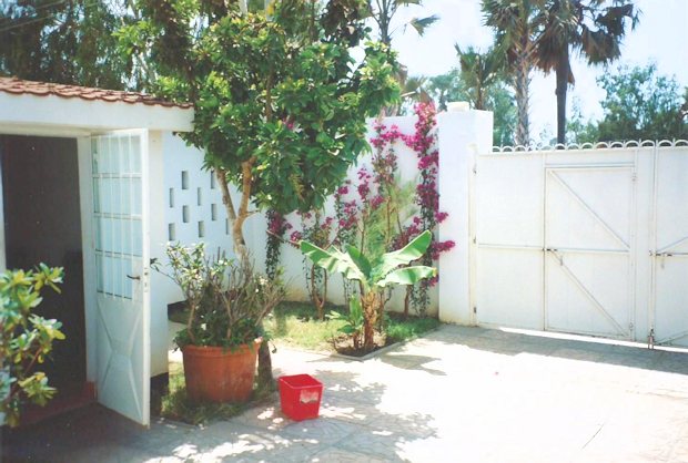 Eingangstor und Wachhaus der Villa