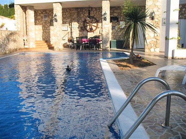 Pooldeck vom Einfamilienhaus und Gstehaus