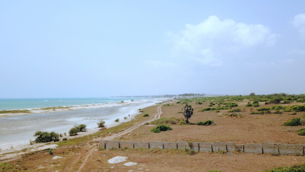 Strand mit Lagune vor der Villa in Ghana