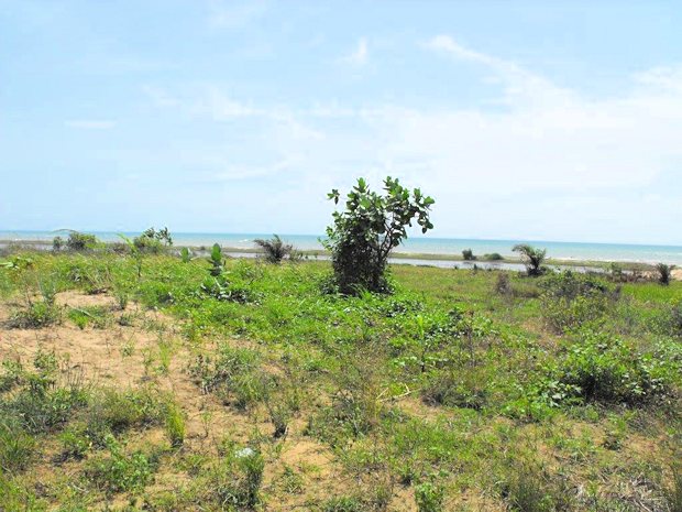 Grundstck der Villa Ausbauhaus direkt am Meer in Ghana