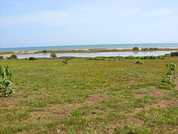 Lagune vor der Villa am Meer mit Wasser