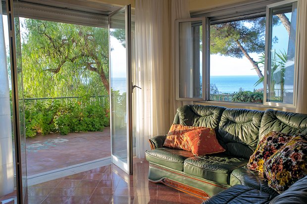 Wohnbereich der Villa mit Meerblick
