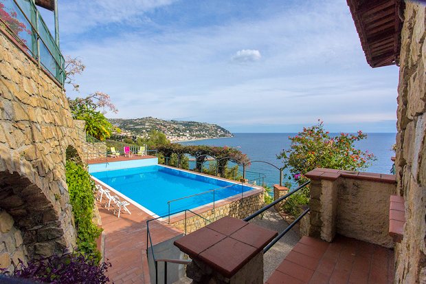 Pooldeck vom Gstehaus der Villa