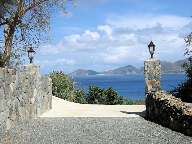 Privatstra�e zum Baugrundst�ck auf Tortola