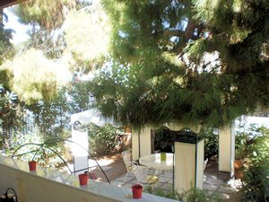Blick in den Garten vom Wohnhaus in Chaloutsi