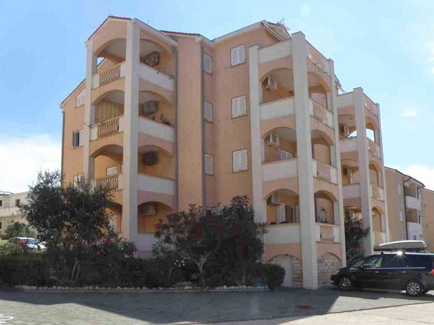 Apartmenthaus mit Ferienwohnungen in Novalja