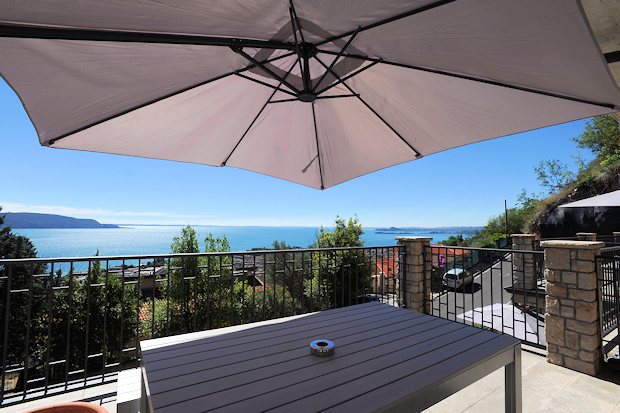 Balkone vom Mehrfamilienhaus mit Blick auf den Gardasee