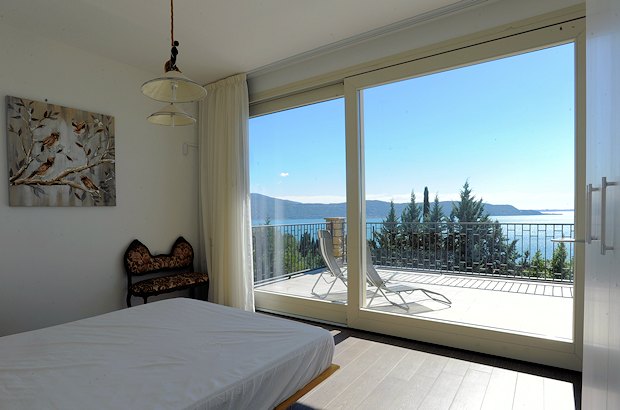 Ausblick im Mehrfamilienhaus auf den Gardasee in Toscolano Maderno