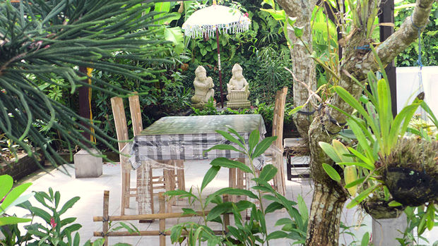 Terrasse vom Hotelbetrieb auf Bali