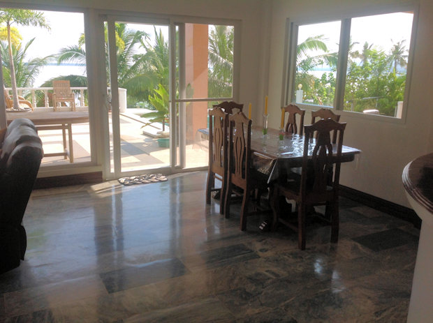 Essbereich Wohnbereich der Villa mit Austritt zum Pooldeck