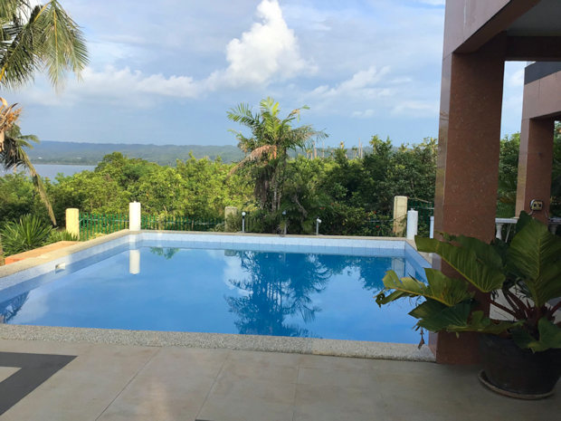 Pool der Villa auf Sandingan