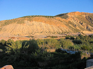 Blick vom Wohnhaus in die Berge ber einen Fluss