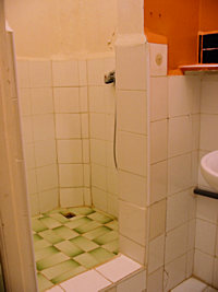 Duschbad vom Wohnhaus