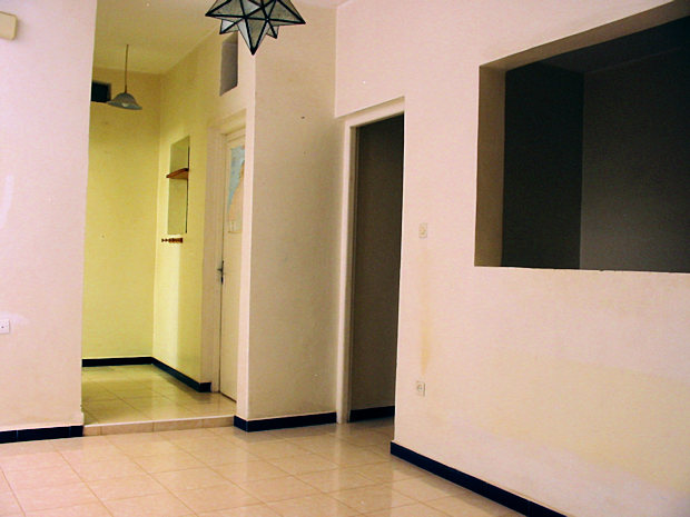 Wohnzimmer und Hauseingang vom Wohnhaus