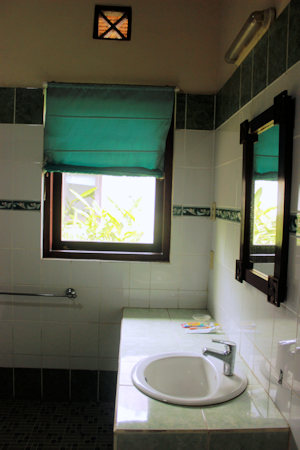 Badezimmer eines Bungalows im Resort