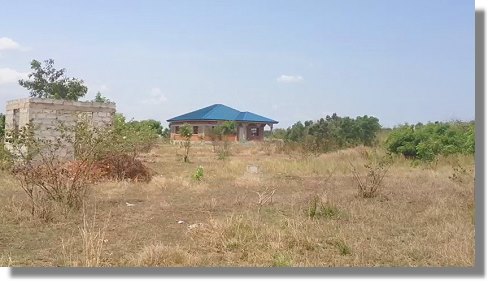 Grundst�ck bei Dawhenya und Central University