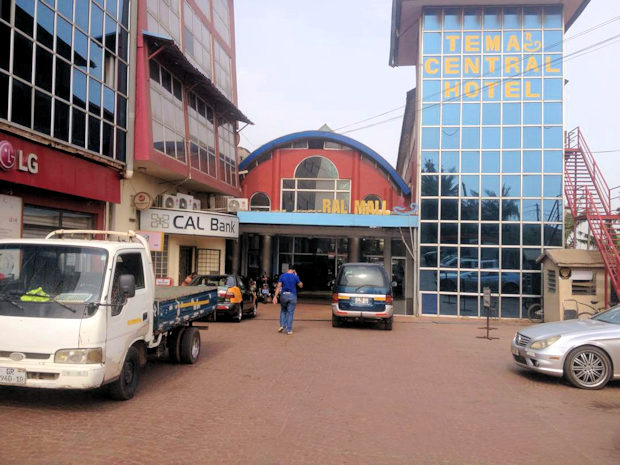 Mall in Tema mit Verkaufsrumen zur Miete