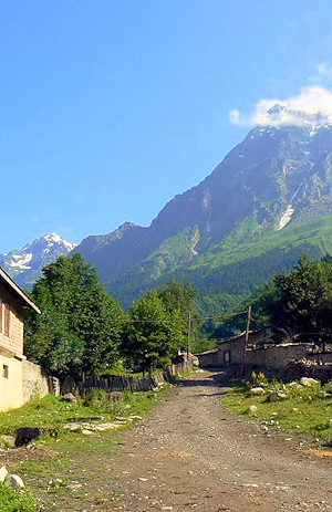 Strae durch Mazeri zum Baugrundstck