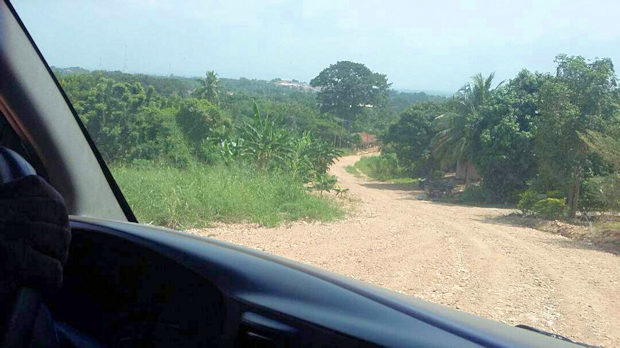 Strae zu den Baugrundstcken in der Eastern Region Ghana