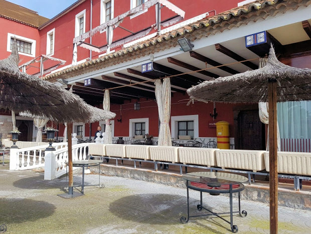 Terrasse der Hotelanlage