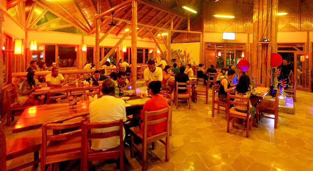 Gstebereich der Pizzeria in Ecuador