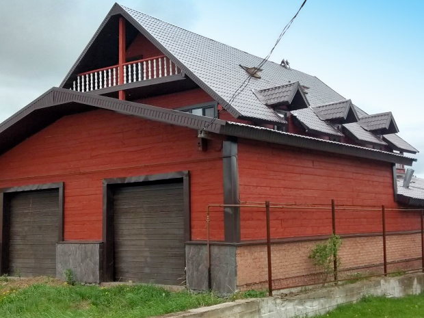 Garagen des Einfamilienhauses bei Ufa Russland