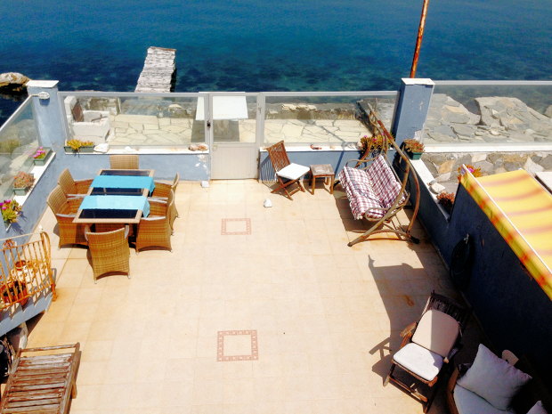 Terrasse vom Strandhaus am Golf von Izmir