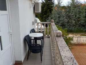kleiner Balkon am Apartmenthaus