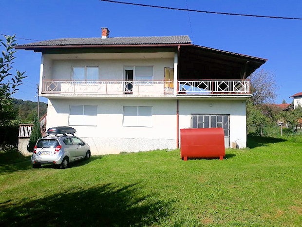 Ferienhaus mit Balkon und Terrasse in Karlovac Kroatien