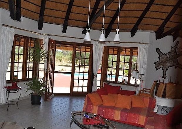 zum Pooldeck des Einfamilienhauses