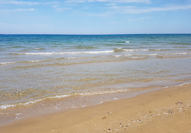 Strand Meer von Kreta unweit vom Bauland
