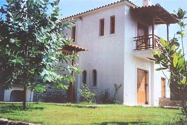 Wohnhaus mit Balkon und Terrasse