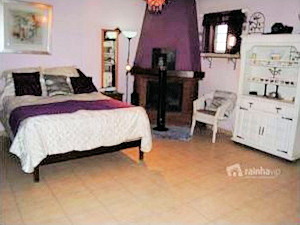 Schlafzimmer mit Kamin der Villa