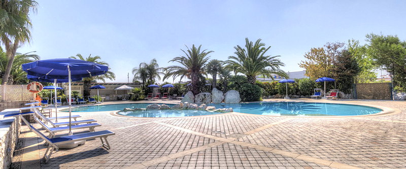 Swimming Pool der Apartmentanlage in Sditalien