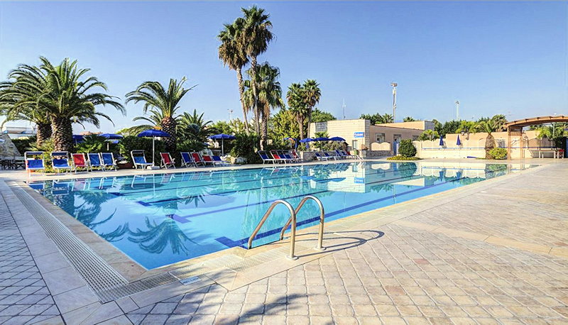 Schwimmbecken der Apartmentanlage in Italien