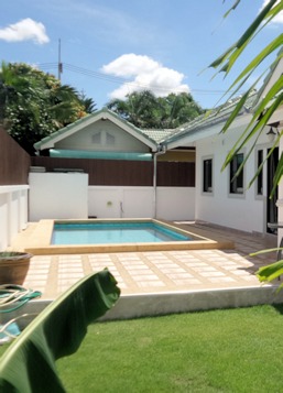 Pool-Deck der Villa