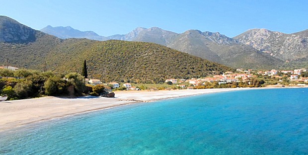 Strand und Meer von Kyparissi und Paralia Mitropoli
