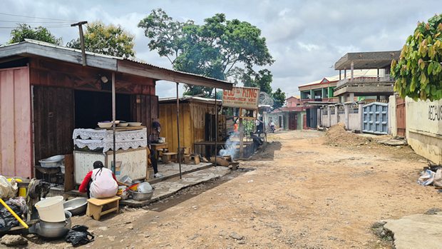 hintere Strae des Grundstcks in Kumasi