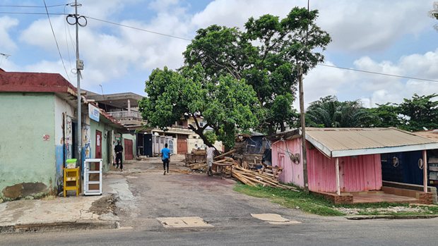 hintere Einfahrt zum Grundstck in Kumasi