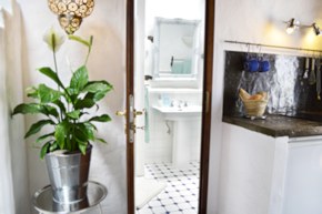 zum Bad des Apartments