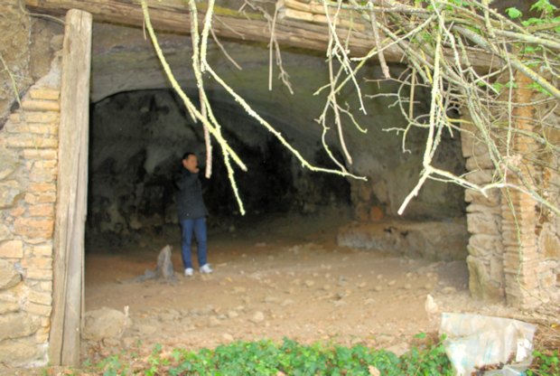 Felsengrotte zum Ausbau vom Bauernhaus