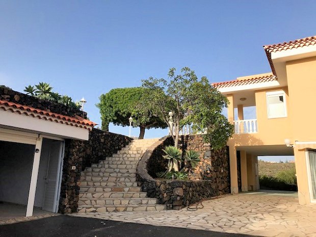 links Doppelgarage vom Einfamilienhaus links Doppelgarage vom Einfamilienhaus