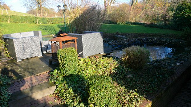 Sitzecke und Gartenteich vom Wohnhaus